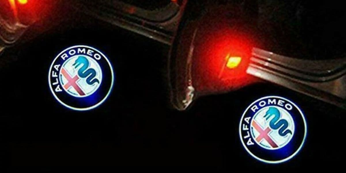 Luci sottoporta LED Logo Alfa Romeo MITO 159 Giulietta Stelvio Brera. Illumina il pavimento ad apertura della portiera.