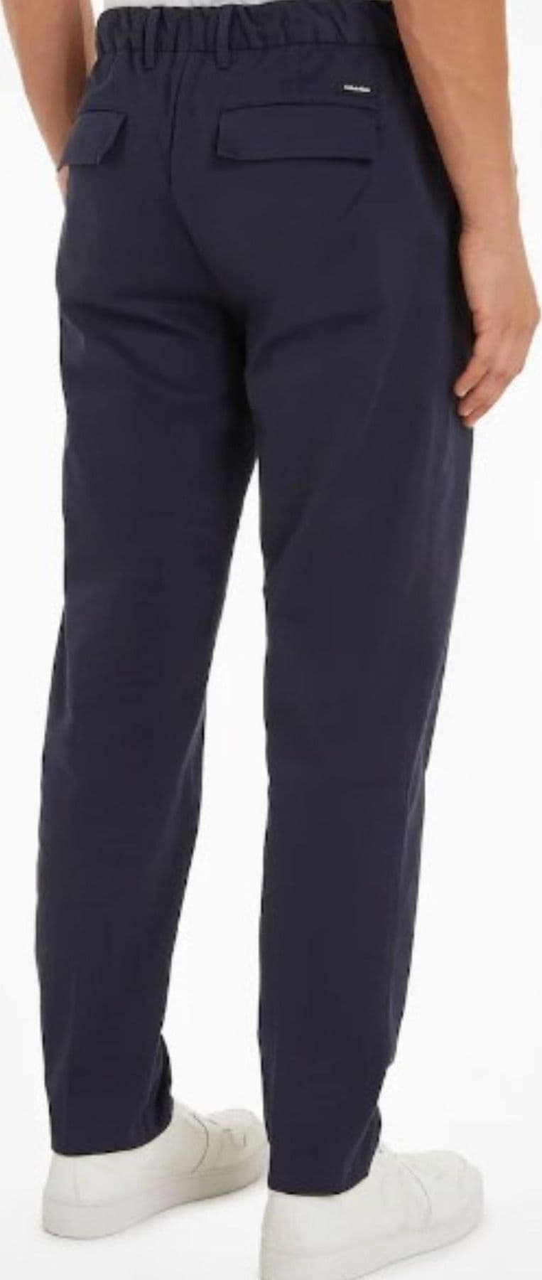 calvin klein Pantaloni MODERN TWILL TAPERED PLEAT PANTS da uomo in Pantaloni Drestige - Casamassima, commercioVirtuoso.it
