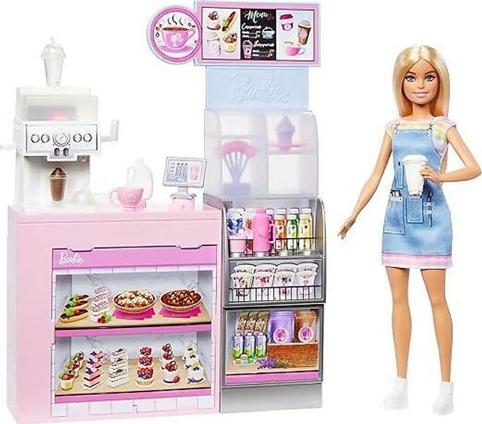 Barbie - Caffetteria, playset con bambola barista bionda e 12+ accessori a tema inclusi, tra cui macchina per caffè e frullati, tazze e cibo in Animali Cartoleria Deja Vu - Crotone, commercioVirtuoso.it