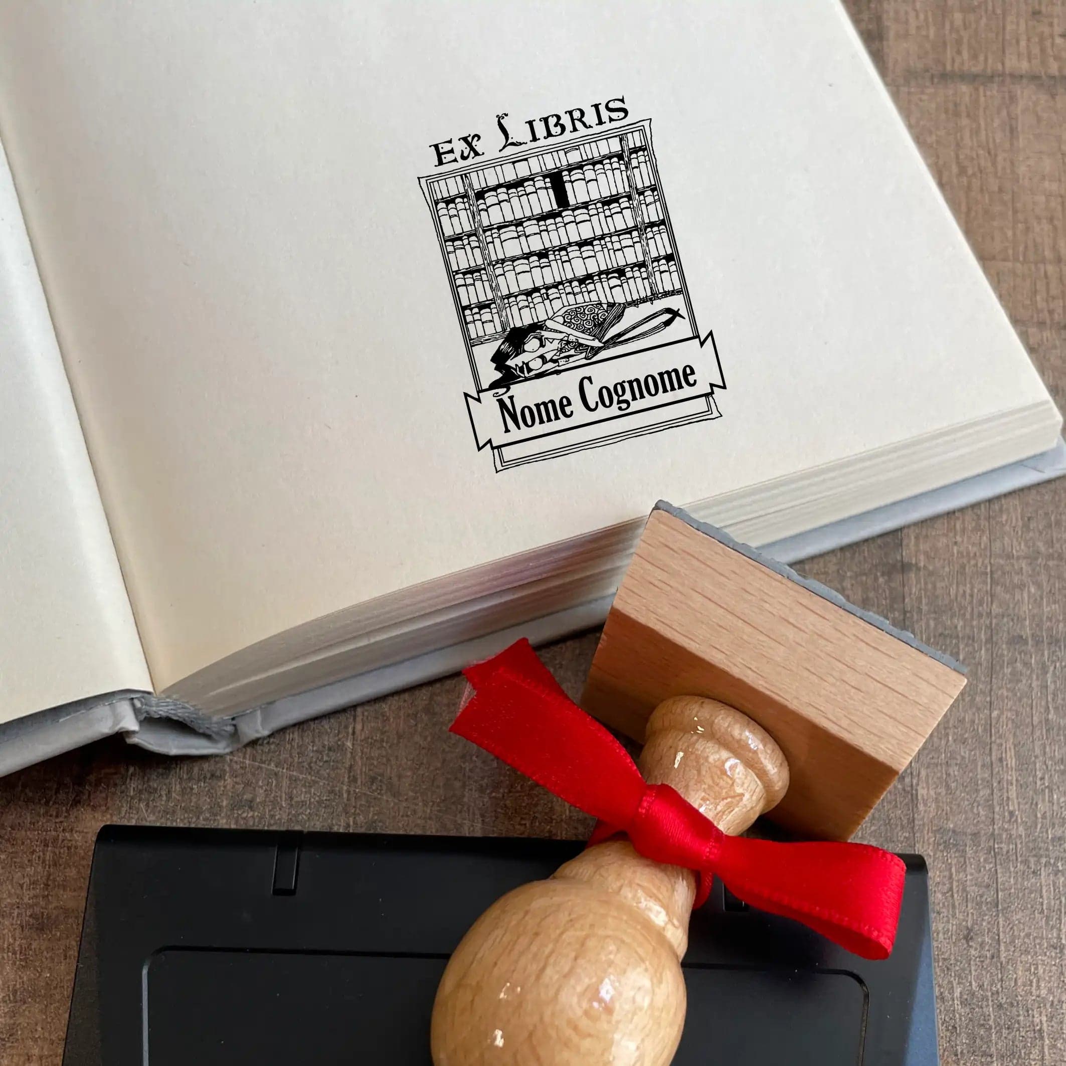 Timbro Ex Libris il Libraio - 30x40 mm in Timbri ExLibris - Voghera, commercioVirtuoso.it