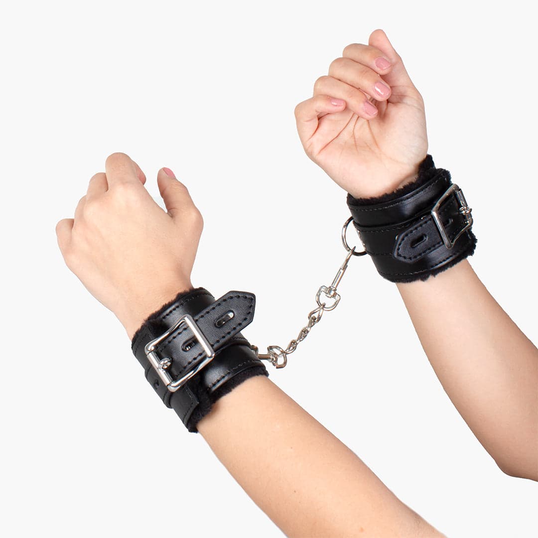 Manette polsi bondage Secret Play regolabili fetish bdsm pelle PU vegana in prodotto Erosdom - Palmi, commercioVirtuoso.it