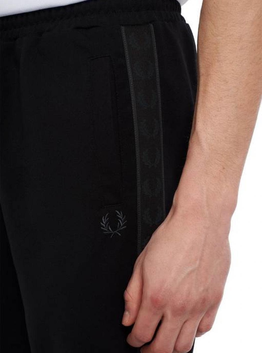 Fred Perry - Con Fettuccia Tono Su Tono T2514 102 NER da uomo in T-shirt Drestige - Casamassima, commercioVirtuoso.it