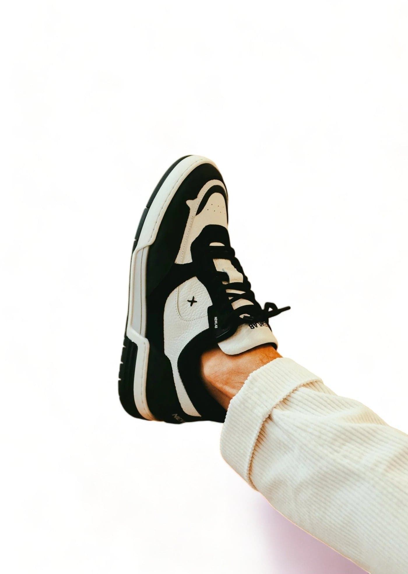 NEWLAB Newlab - Sneakers In Pelle Bianca E Camoscio Nero NL12/K03 WHITE/BLACK da uomo in Sneaker casual Drestige - Casamassima, commercioVirtuoso.it
