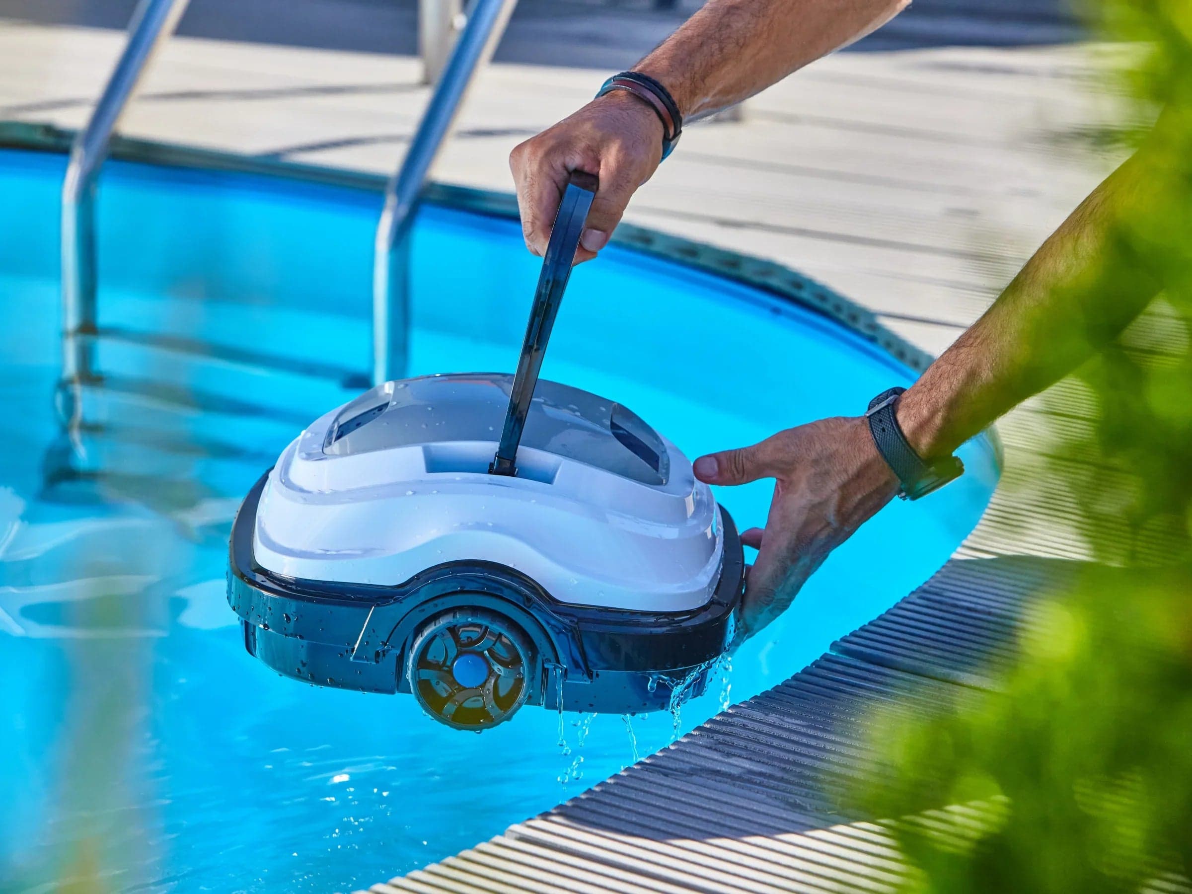 Robottino "Sirena" puliscifondo per piscina automatico con ruote, fino a 50 minuti di autonomia in Piscine fuoriterra La Zappa - Altamura, commercioVirtuoso.it