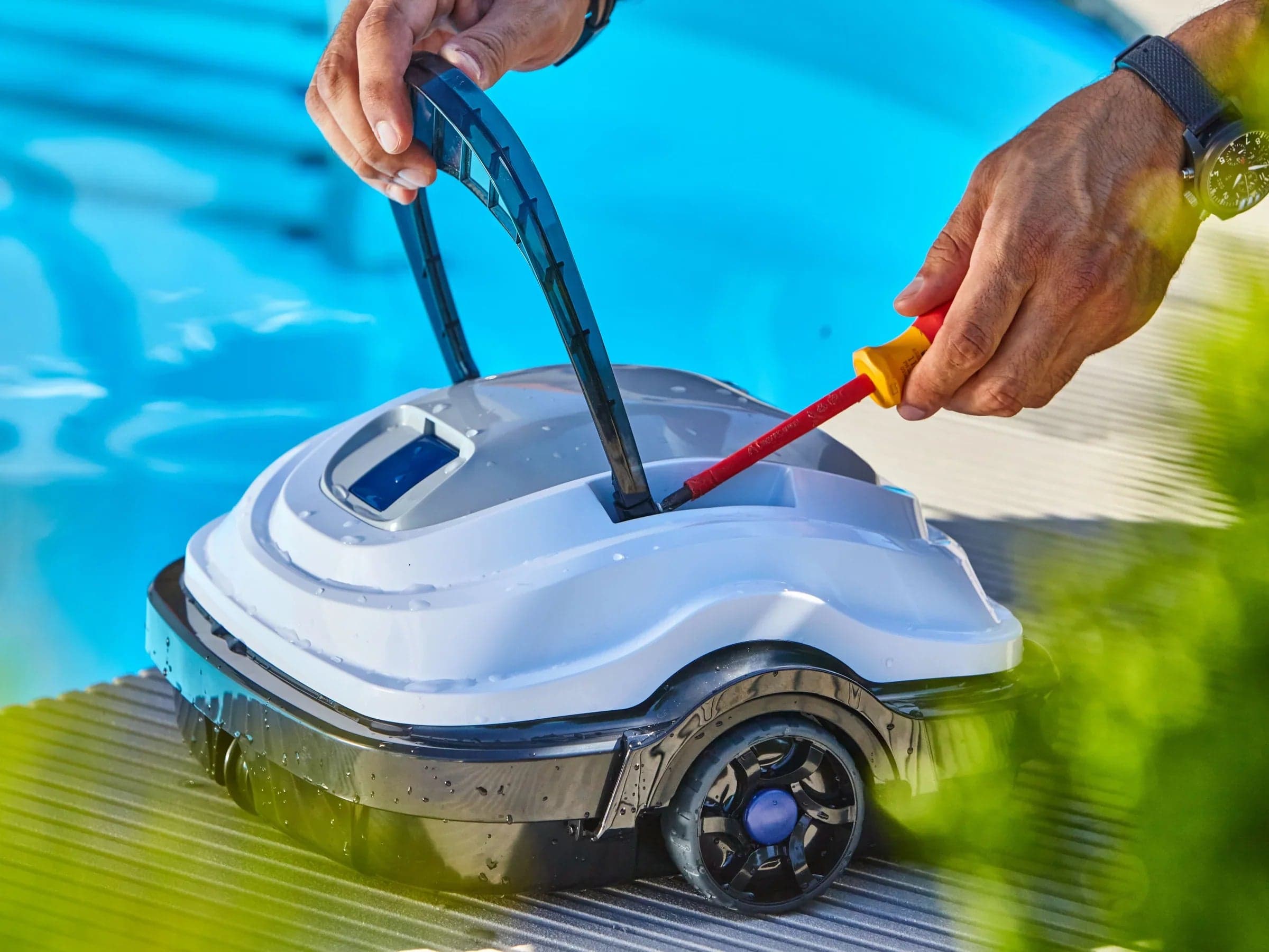 Robottino "Sirena" puliscifondo per piscina automatico con ruote, fino a 50 minuti di autonomia in Piscine fuoriterra La Zappa - Altamura, commercioVirtuoso.it