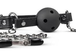 Pinzette per capezzoli con catene al morso bavaglio ball gag nero Easy Toys in prodotto Erosdom - Palmi, commercioVirtuoso.it