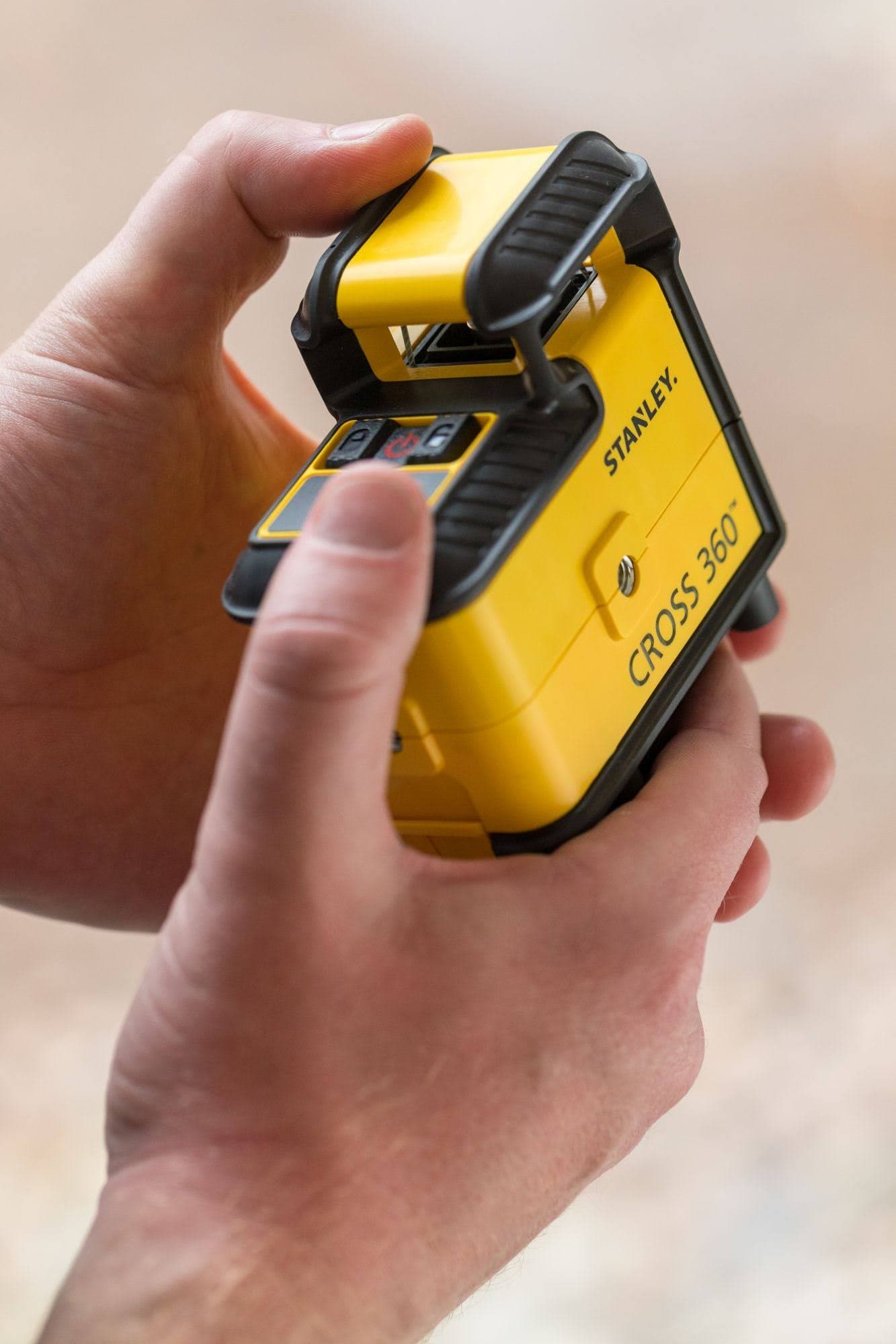 Livella laser "Cross 360°" per livellamenti orizzontali e verticali con raggi rossi fino a 20 mt in Generatori di linea laser La Zappa - Altamura, commercioVirtuoso.it