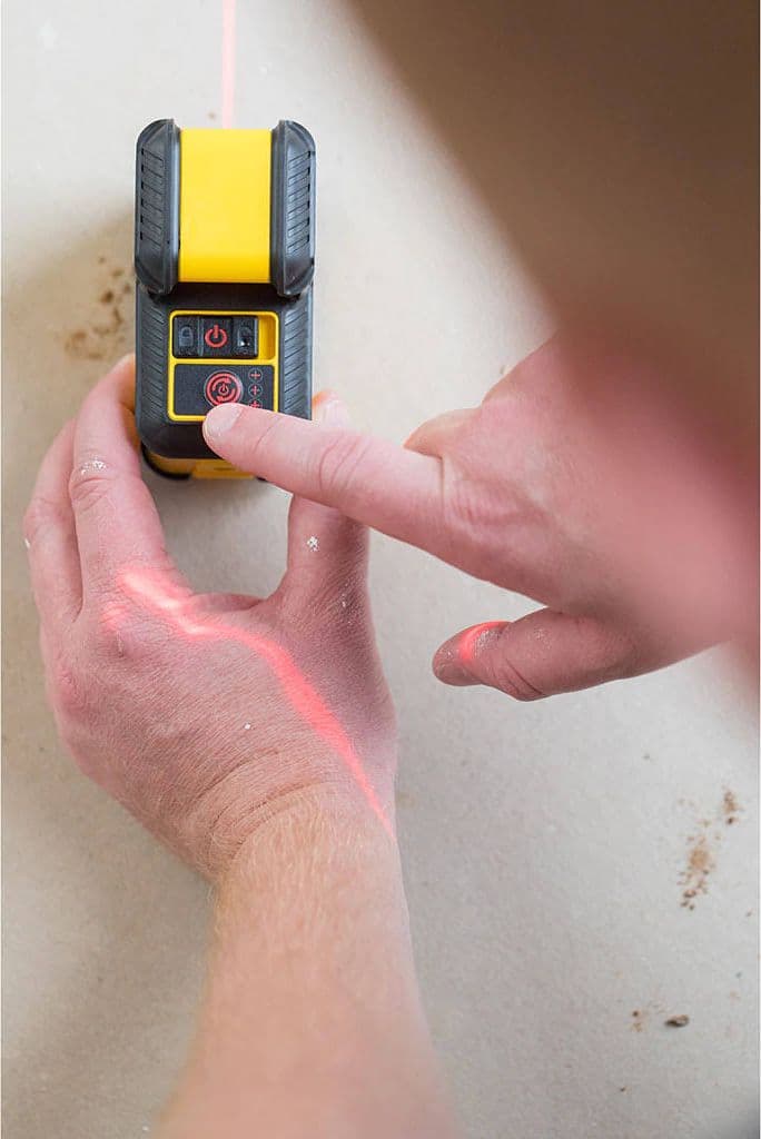 Livella laser "Cross 360°" per livellamenti orizzontali e verticali con raggi rossi fino a 20 mt in Generatori di linea laser La Zappa - Altamura, commercioVirtuoso.it