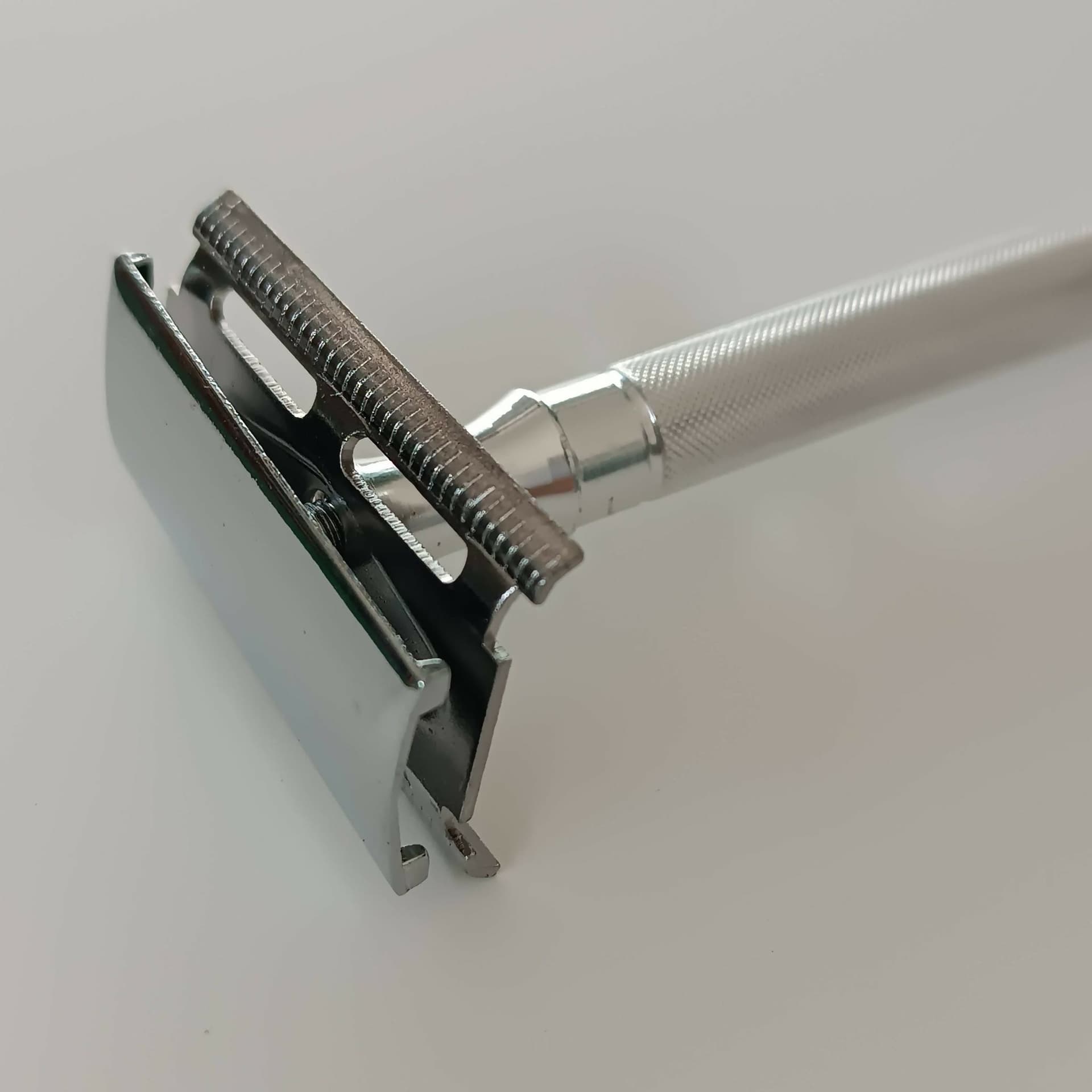 Rasoio Classico da Uomo per Rasatura Delicata, Rasoio di Sicurezza Regolabile a Doppio Filo per il Viso in Kukumakranka Profumeria Chèri - Locri, commercioVirtuoso.it