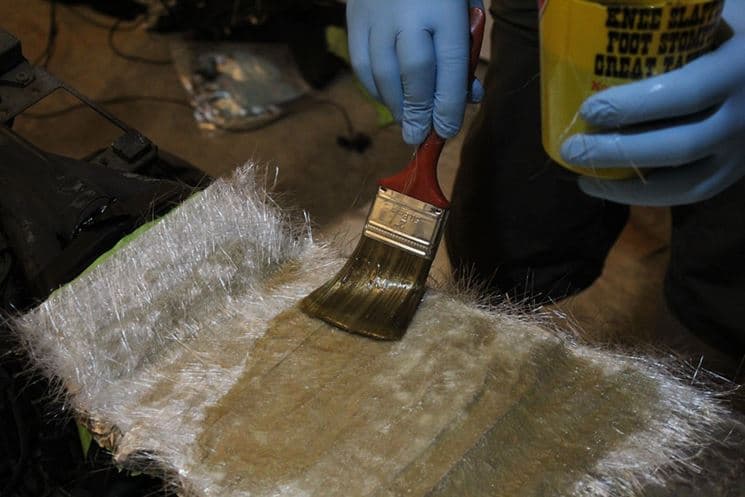 Vetroresina ideale per riparazione di parti mancanti nel campo della carrozzeria e nautica in kit in Adesivi a contatto La Zappa - Altamura, commercioVirtuoso.it