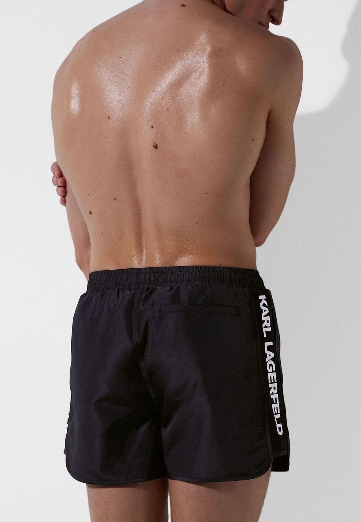 KARL LAGERFELD Costume da bagno TAPE SHORT BOARDSHORTS da uomo in Pantaloncini e calzoncini Drestige - Casamassima, commercioVirtuoso.it