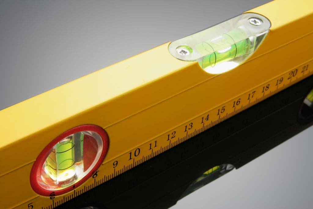 Livella a tre bolle in alluminio verniciato con fiala centrale regolabile in Generatori di linea laser La Zappa - Altamura, commercioVirtuoso.it