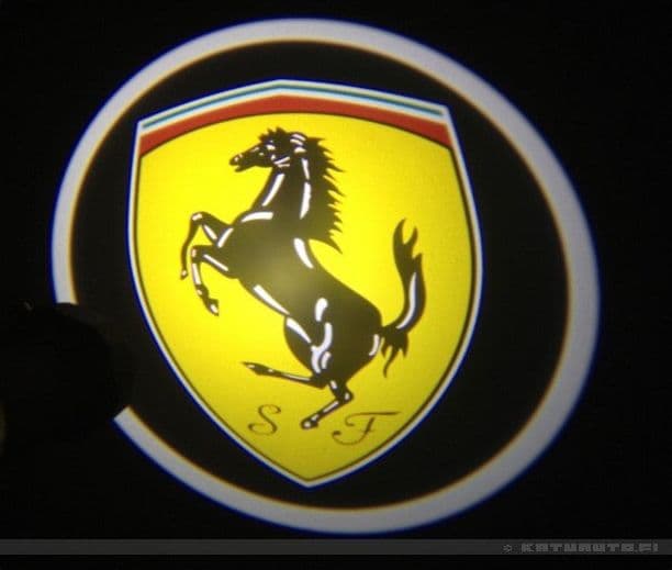 Logo Led Proiettore Sottoporta FERRARI 12V 5W Adesivo Cortesia Luci Universale Auto in Luci abitacolo Solgeny - Besate, commercioVirtuoso.it