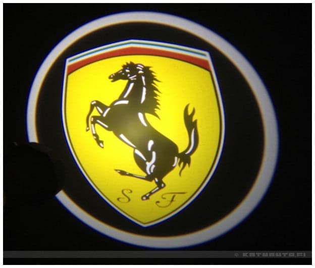 Logo Led Proiettore Sottoporta FERRARI 12V 5W Adesivo Cortesia Luci Universale Auto in Luci abitacolo Solgeny - Besate, commercioVirtuoso.it