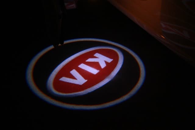 Logo Led Proiettore Sottoporta KIA 12V 5W Adesivo Cortesia Luci Universale Auto in Luci abitacolo Solgeny - Besate, commercioVirtuoso.it