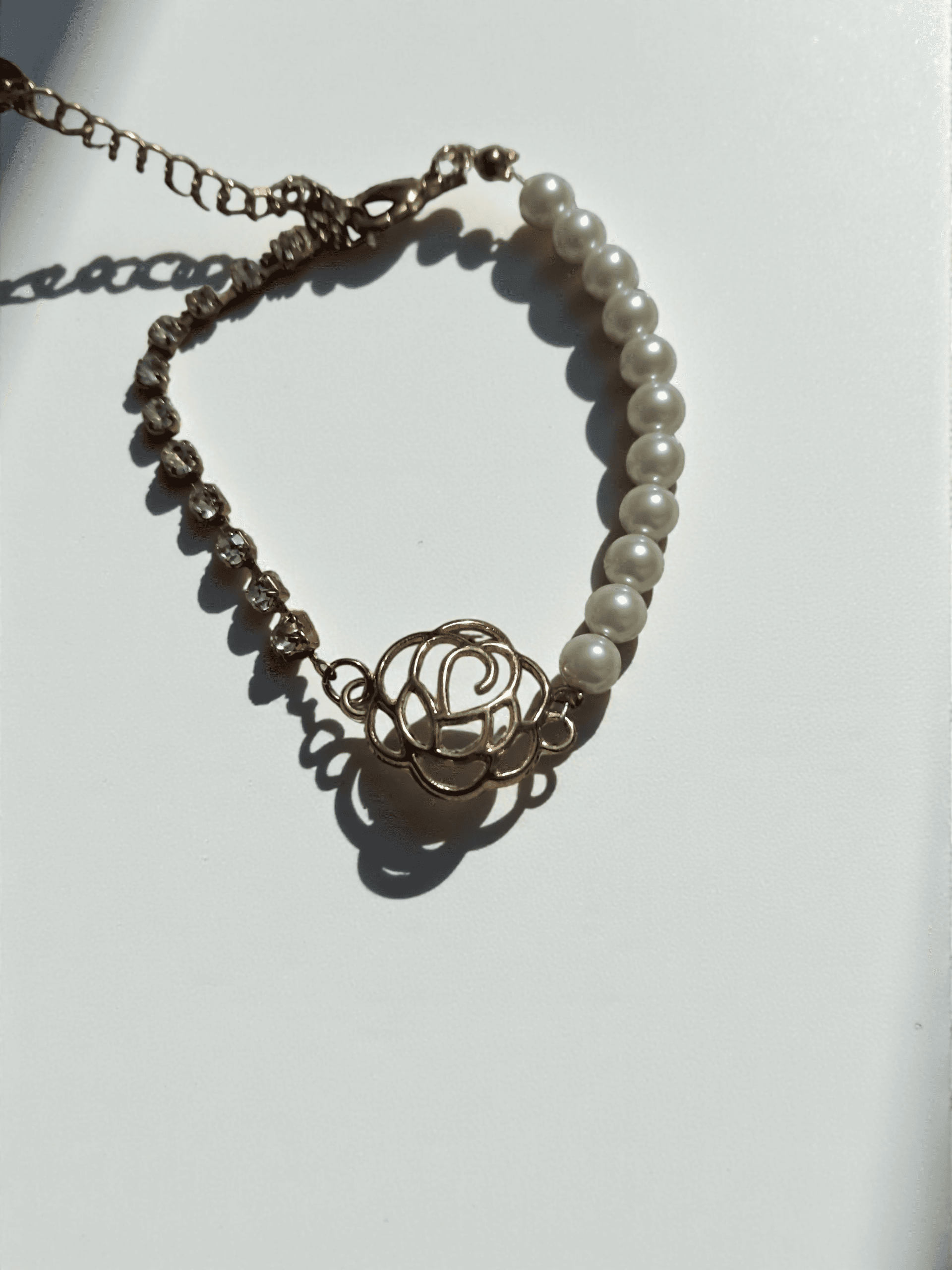 Vibes anni 2000 ✨ Set super cute composto da: ? Bracciale con perle bianche e brillantini, misura 20 cm ? Orecchini Paradiso in argento e oro, super shiny ? Anello delicato con perle bianche e finitura argentata, misura 18 mm Perfetto per outfit aest in Bracciali per Charm e Bead Gedico Store - Roncello, commercioVirtuoso.it