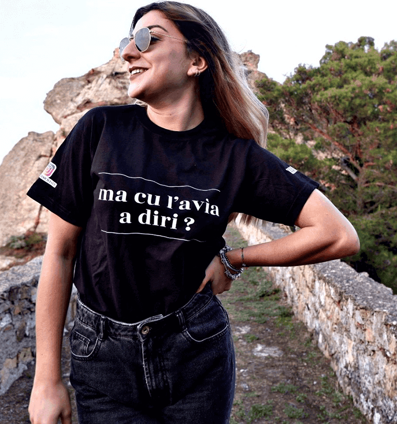 T-shirt Siciliana Unisex Nera" Ma cu l'avìa a diri" in Maglie pigiama Tesori Di Sicilia - Nicosia, commercioVirtuoso.it