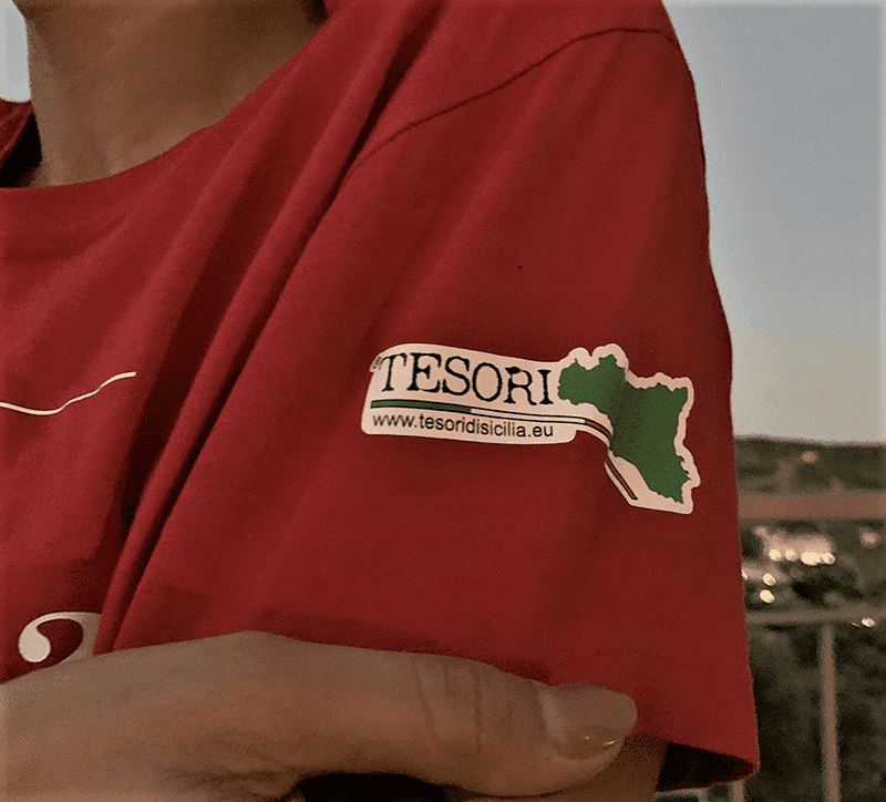 T-shirt Siciliana Unisex Rossa "Camaffari"? in T-shirt Tesori Di Sicilia - Nicosia, commercioVirtuoso.it