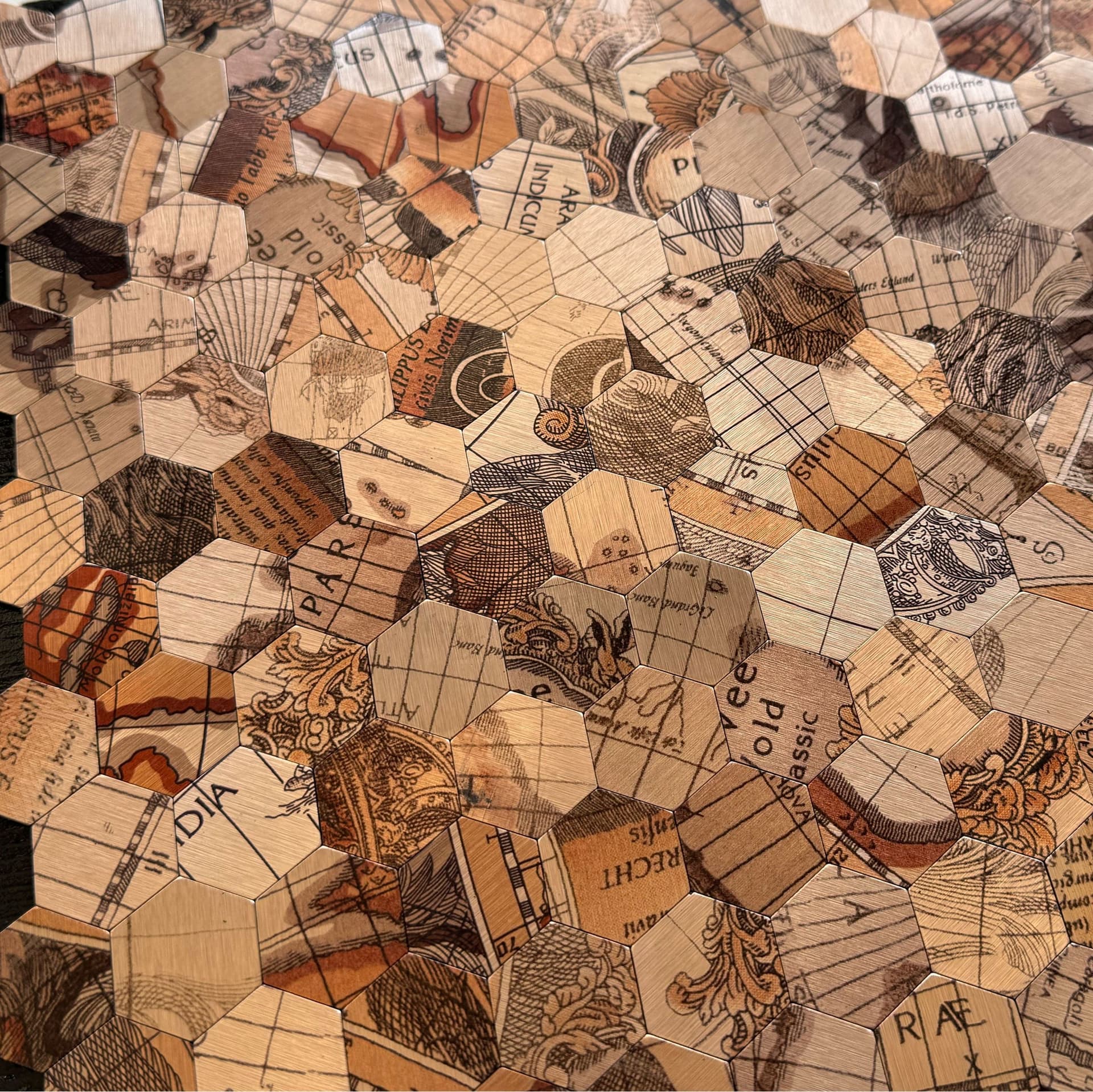 TOP! Piastrella autoadesiva in vero alluminio serigrafato esagoni OLD MAP 30x30cm (sp. 3mm) color RAME - Eternal Parquet