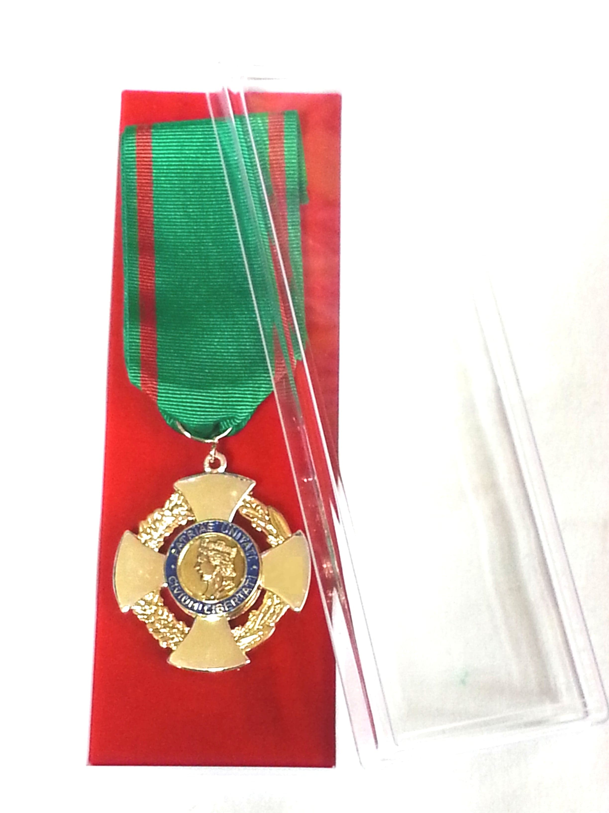 Medaglia / spilla da giacca / nastrino da petto per Cavaliere Ordine della Repubblica in Spille e fermagli Il Distintivo - Pesaro, commercioVirtuoso.it