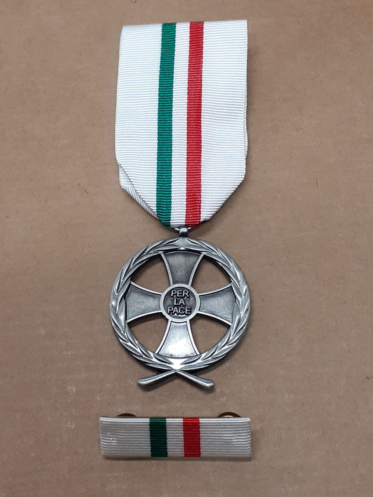 Kit completo Medaglia Missioni di Pace all' estero in Medaglie Il Distintivo - Pesaro, commercioVirtuoso.it