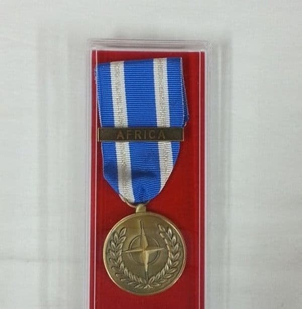 Medaglia Africa NATO con scatola