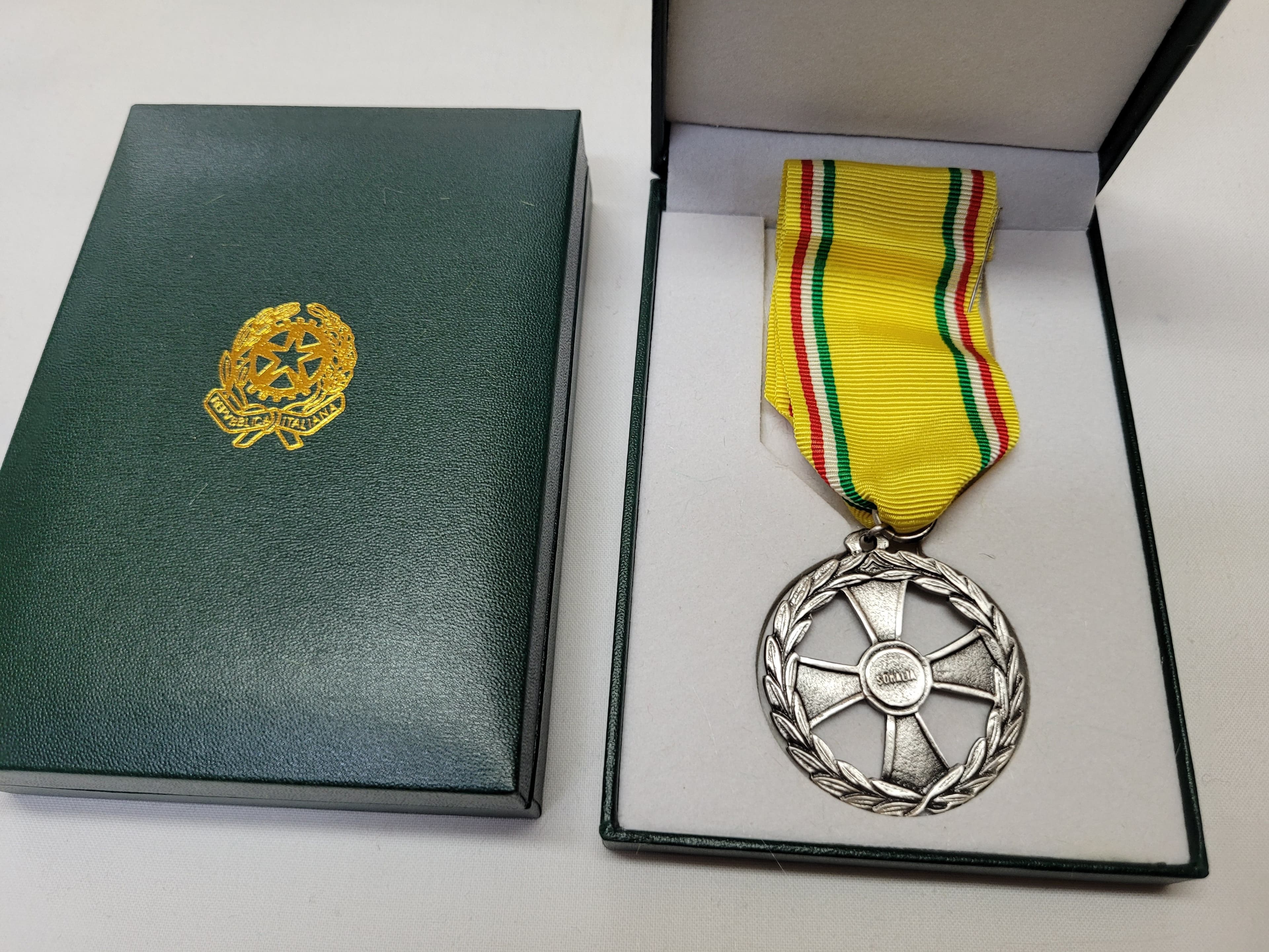 Medaglia decorazione Missione di Pace in Somalia con scatola Repubblica Italiana in Medaglie Il Distintivo - Pesaro, commercioVirtuoso.it