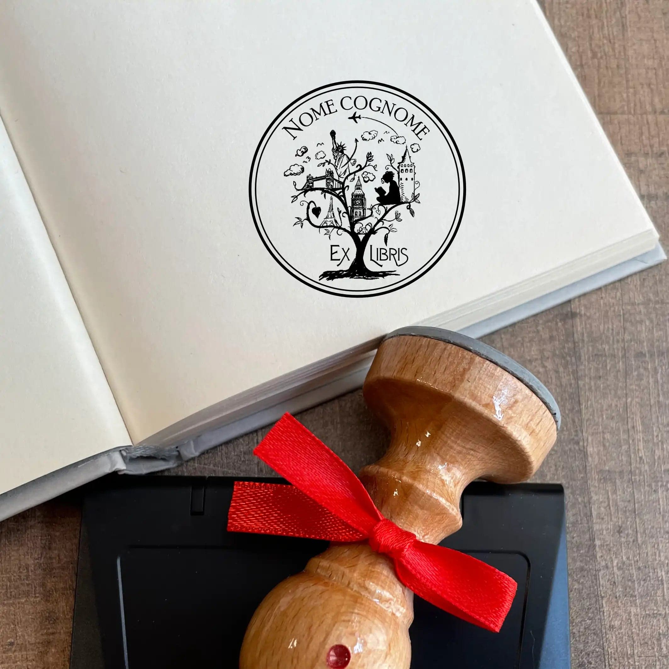 Timbro Ex Libris Mondo - d. 40 mm in Timbri ExLibris - Voghera, commercioVirtuoso.it