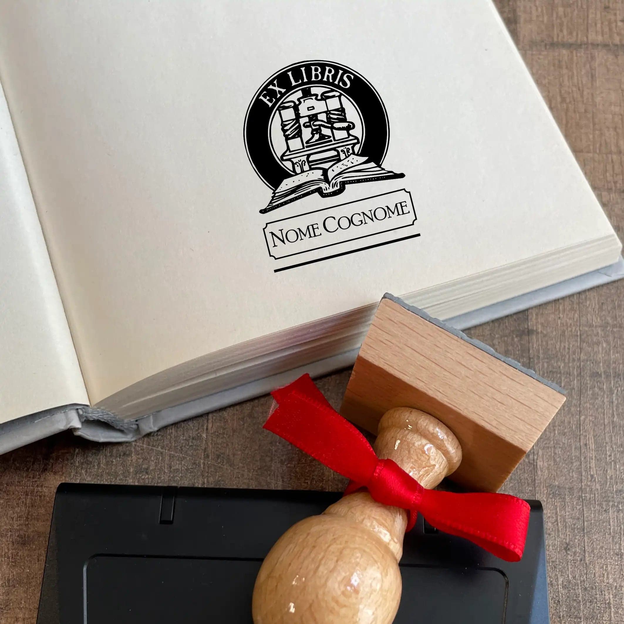 Timbro Ex Libris Pressa - 30x40 mm in Timbri ExLibris - Voghera, commercioVirtuoso.it