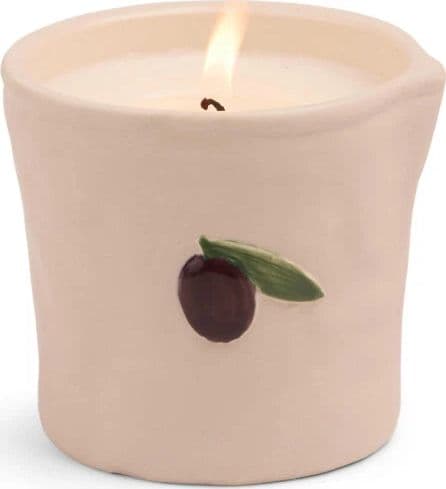 Candela in ceramica Bistro da 226 g (8 oz) con decorazione a rilievo a forma di oliva - Fico e oliva, confezionata in scatola. in Autocategorizzazione Più Di Più Ideas - Casalnuovo di Napoli, commercioVirtuoso.it