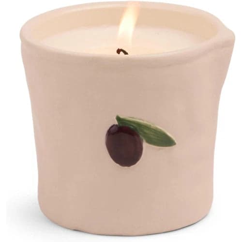 Candela in ceramica Bistro da 226 g (8 oz) con decorazione a rilievo a forma di oliva - Fico e oliva, confezionata in scatola. in Autocategorizzazione Più Di Più Ideas - Casalnuovo di Napoli, commercioVirtuoso.it