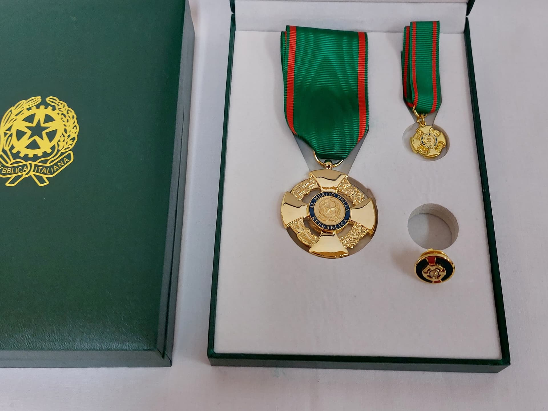 Kit Ufficiale Ordine della Repubblica speciale in Medaglie Il Distintivo - Pesaro, commercioVirtuoso.it