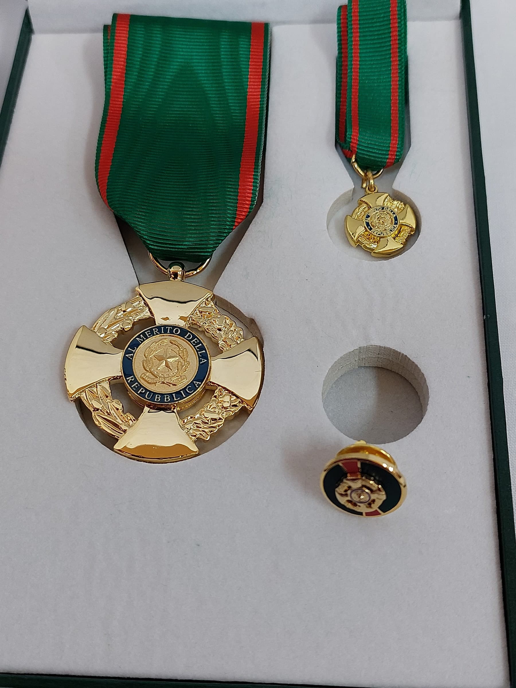 Kit Ufficiale Ordine della Repubblica speciale in Medaglie Il Distintivo - Pesaro, commercioVirtuoso.it
