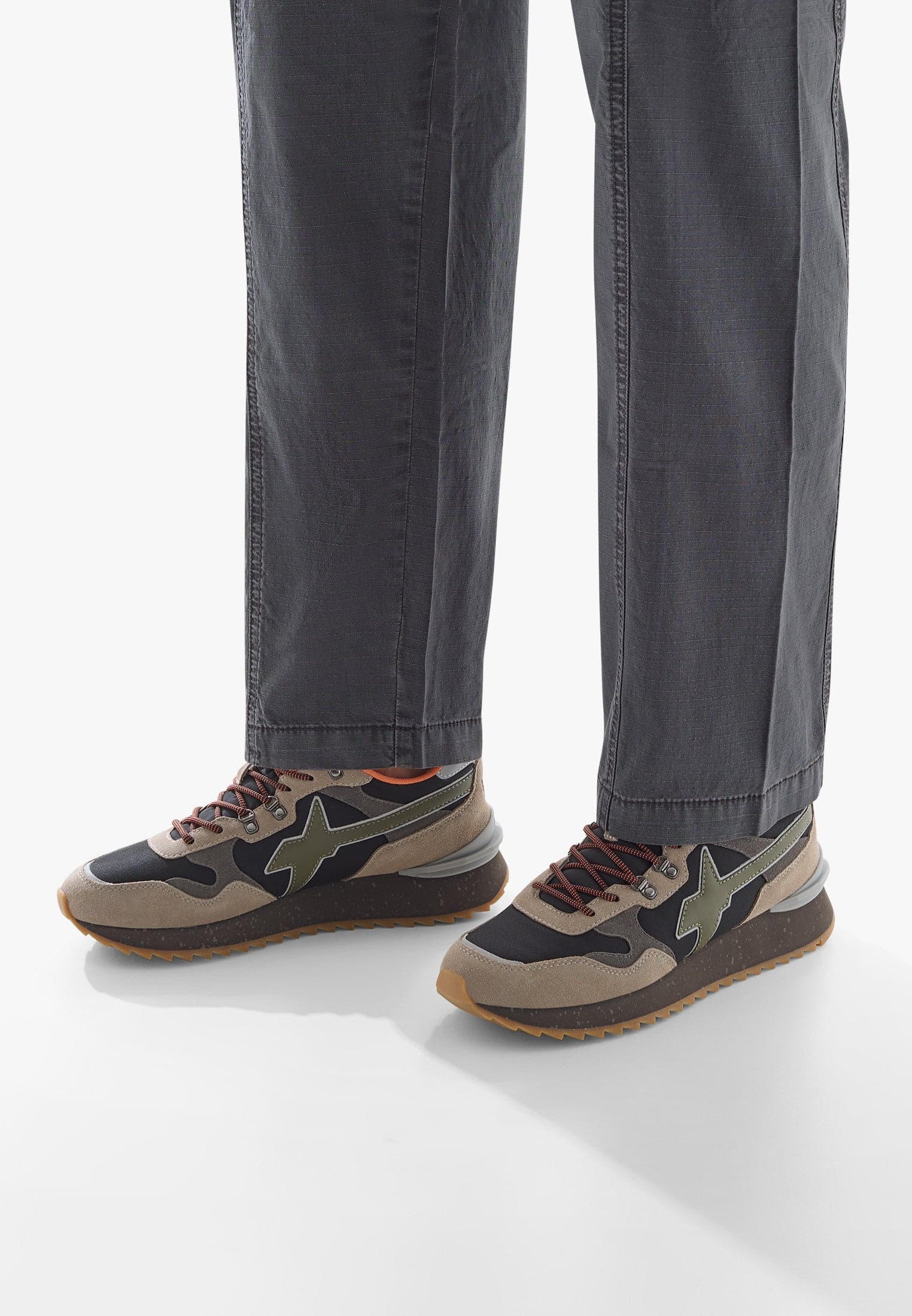Sneakers uomo W6YZ YAK-M in tessuto tecnico e suede colore tortora-nero con suola in gomma indossate