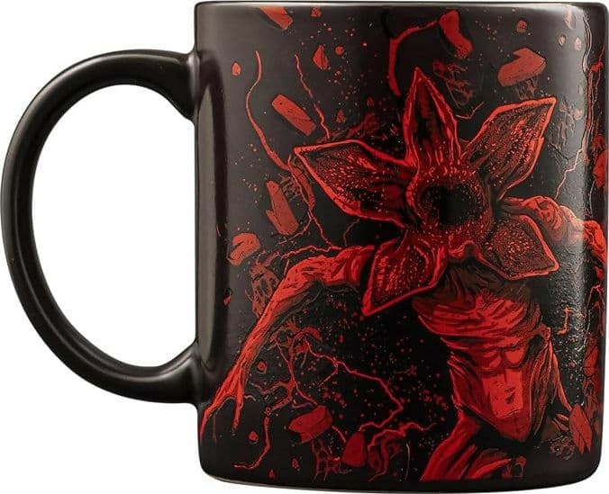 STRANGER THINGS MUG 300 ML in Piattini Cartoleria Deja Vu - Crotone, commercioVirtuoso.it