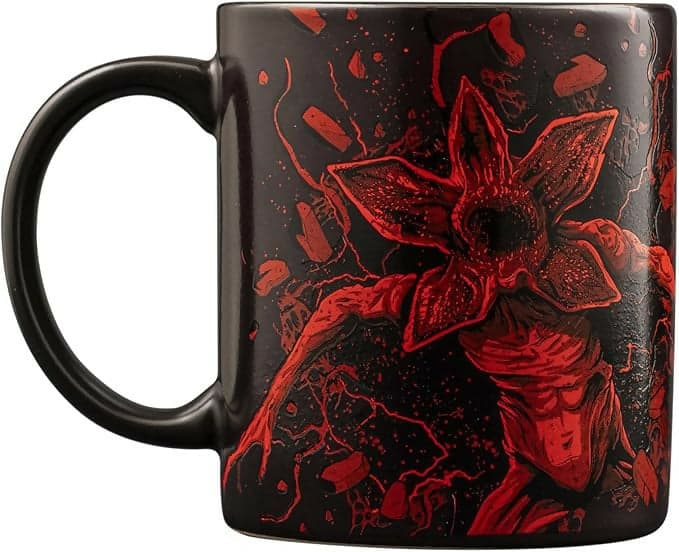 STRANGER THINGS MUG 300 ML in Piattini Cartoleria Deja Vu - Crotone, commercioVirtuoso.it