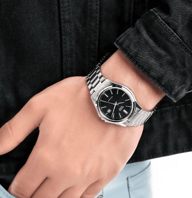 Orologio Casio per uomo Serie MTP-1239, sfondo quadrante argento, blu e nero in acciaio, con segna data in Orologi da polso Loweconomy - Marineo, commercioVirtuoso.it