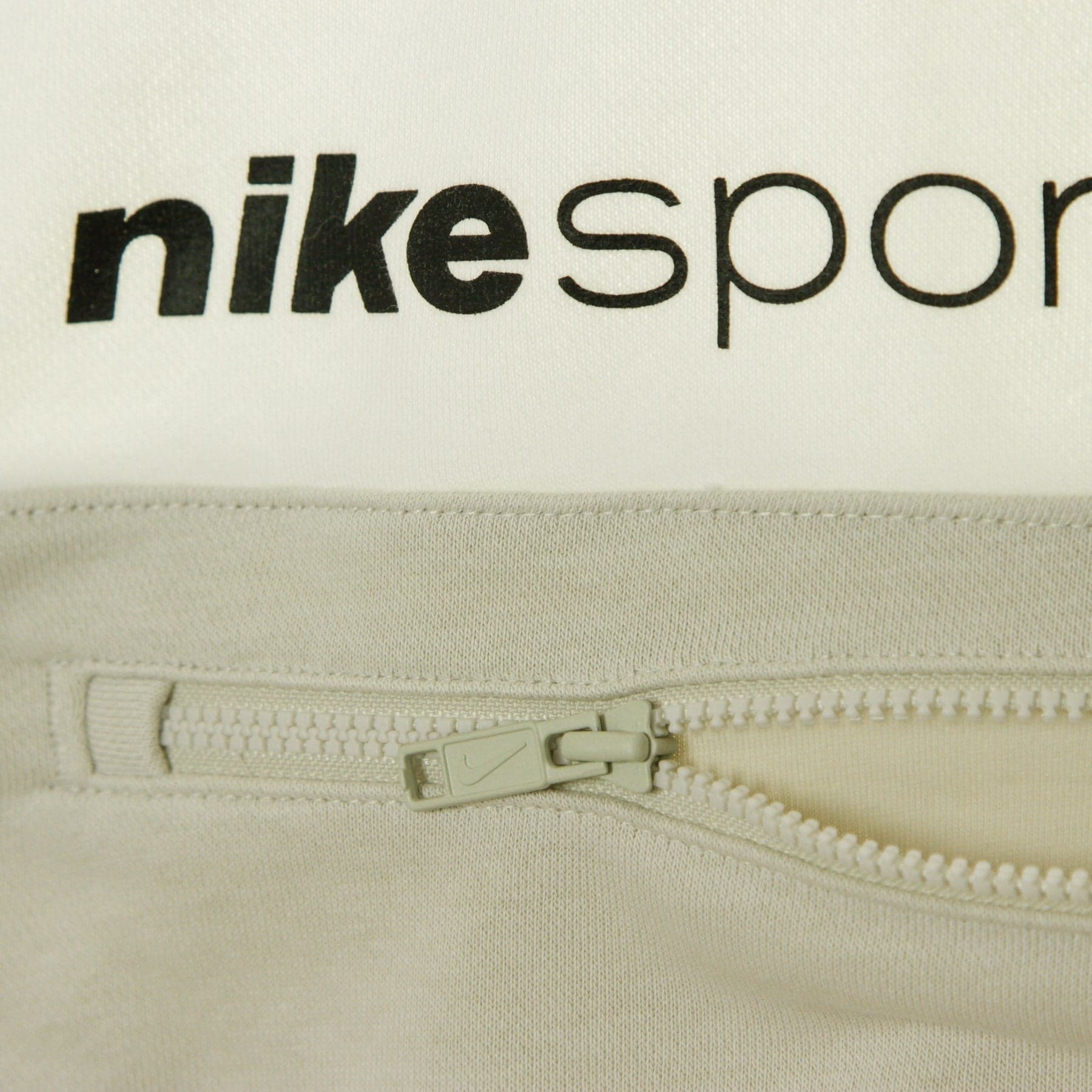 Nike Felpa Leggera Cappuccio Corta Donna Sportswear Archive Remix Hoody White/light Bone/black da donna in Felpe con cappuccio Drestige - Casamassima, commercioVirtuoso.it
