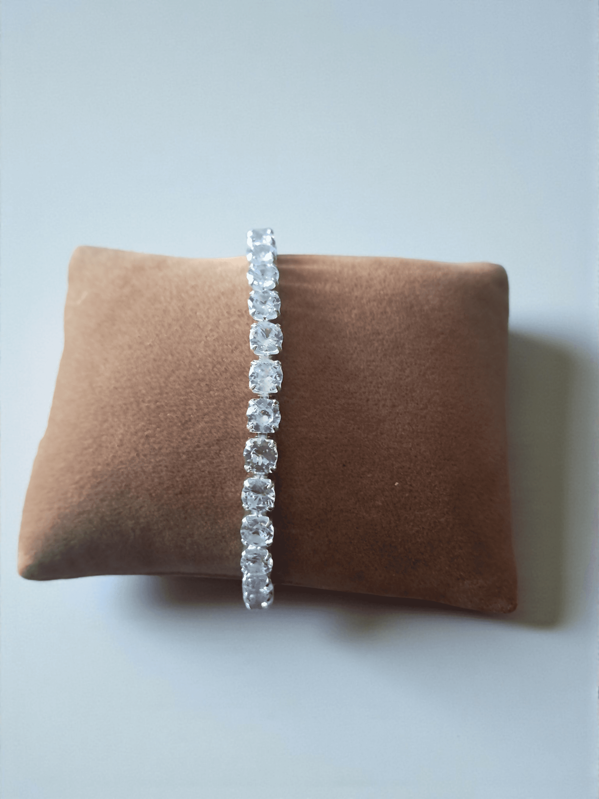 Brilla con eleganza e stile grazie a questo set gioielli donna Y2K composto da un bracciale regolabile in acciaio di titanio impreziosito da zirconi e strass luminosi, abbinato a orecchini silver scintillanti. Un mix perfetto tra glamour, eleganza e tend in Orecchini Gedico Store - Roncello, commercioVirtuoso.it