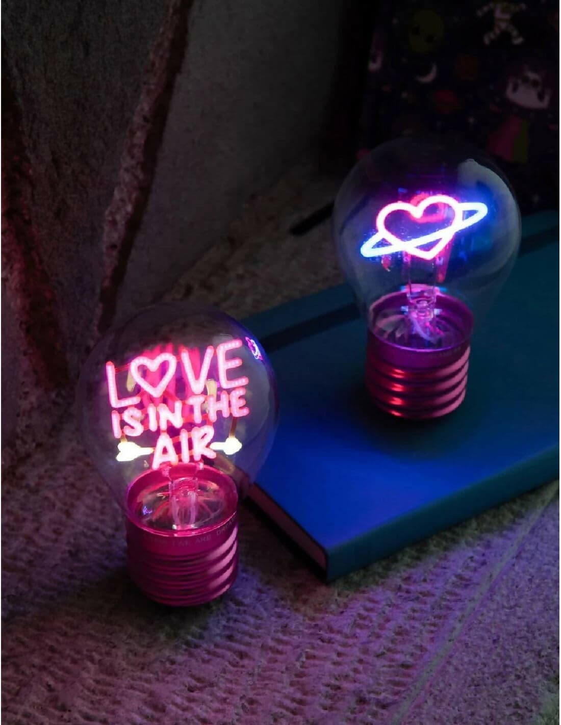 Lampada Da Tavolo A Lampadina Love Is In The Air Legami in Lampadari con candele Cartoleria Deja Vu - Crotone, commercioVirtuoso.it