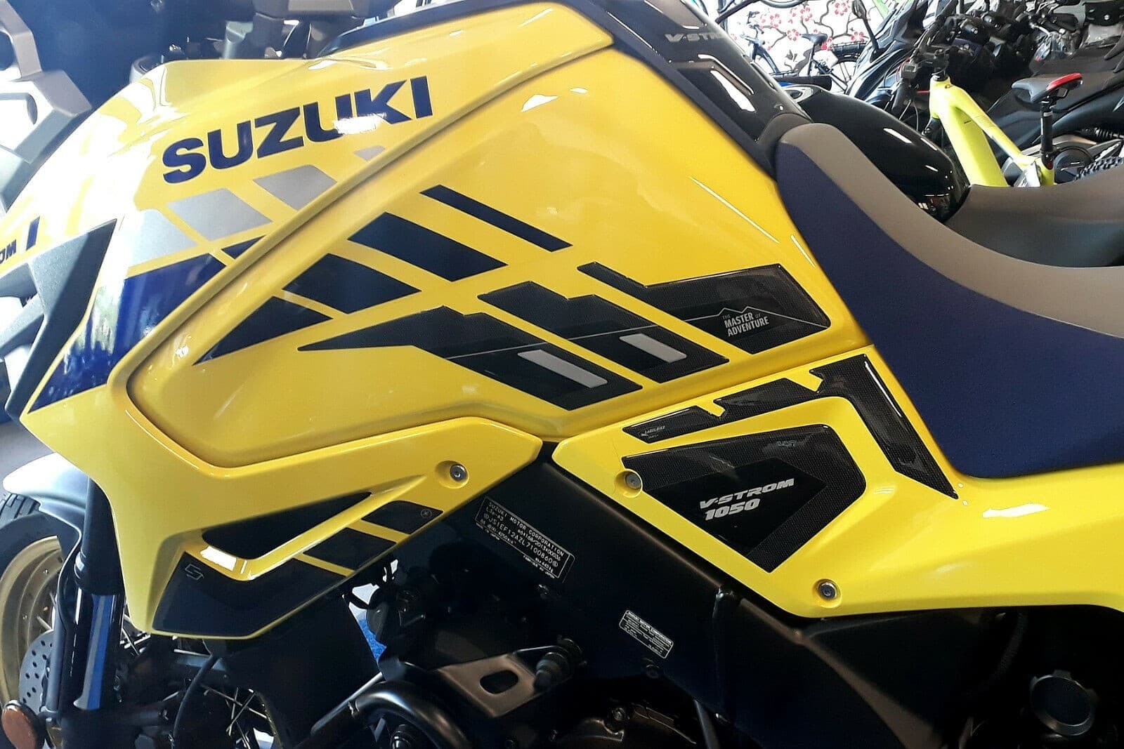 2-ADESIVI-3D-PROTEZIONI-LATERALI-SERBATOIO-MOTO-compatibili-SUZUKI-V-STROM-1050