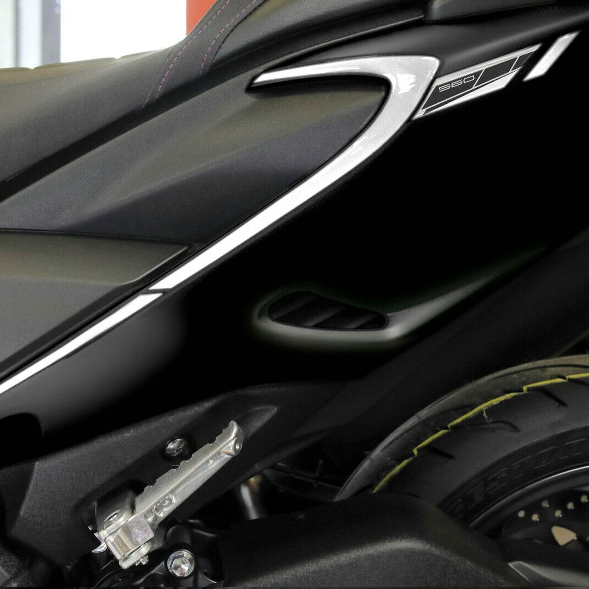 2-ADESIVI-gel-3D-PARASPIGOLI-CODONE-scooter-compatibili-YAMAHA-TMAX-560-2020-21