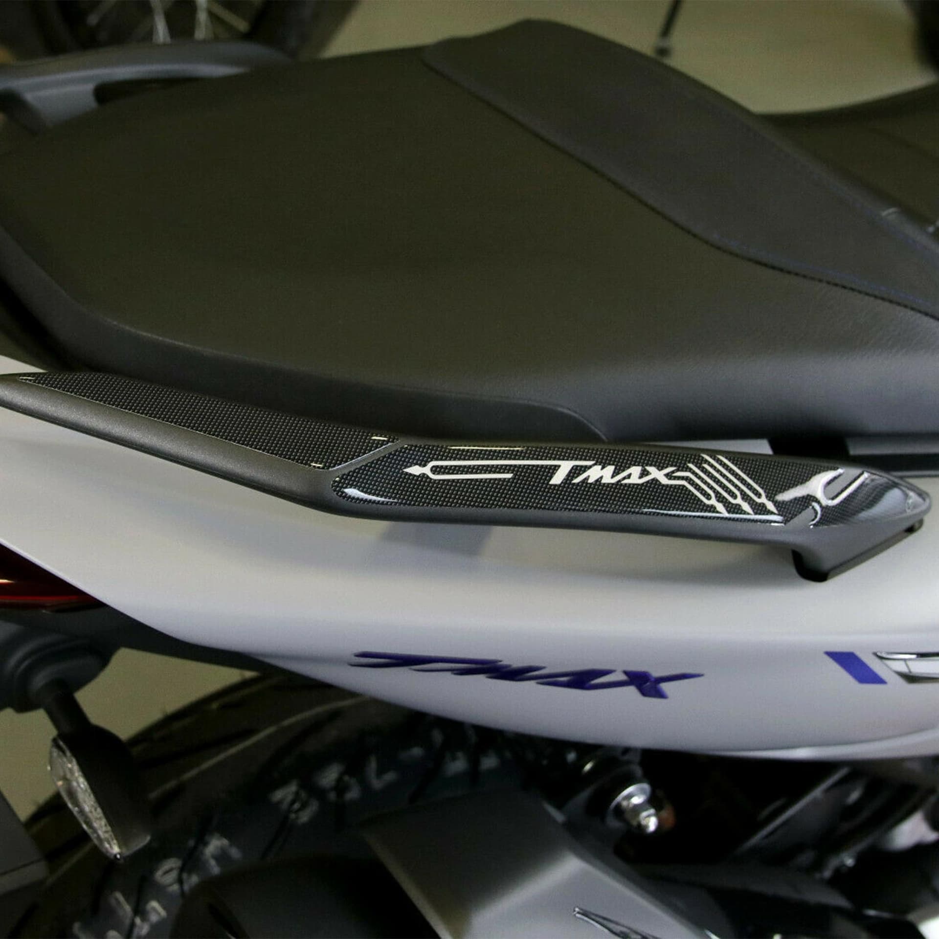 2-ADESIVI-in-RESINA-3D-PROTEZIONE-MANIGLIE-compatibili-YAMAHA-TMAX-560-2020-2021