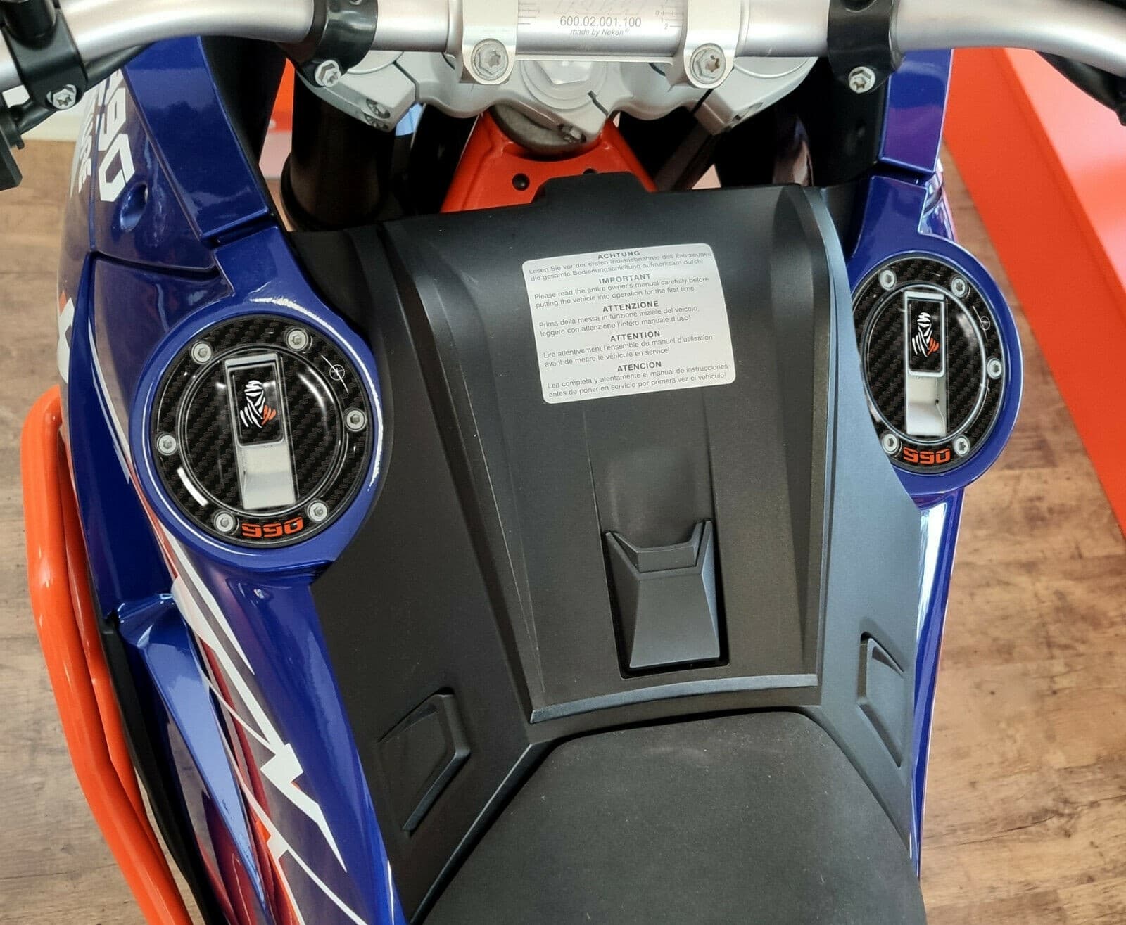 2-PROTEZIONI-TAPPI-SERBATOIO-in-gel-3D-per-MOTO-compatibili-KTM-990-ADVENTURE