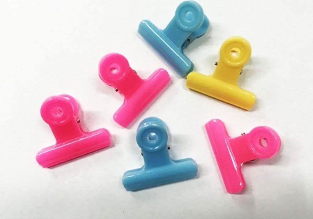 24 PINZE PINZA 4 CM IN PLASTICA COLORATE MOLLETTA BLOCCA DOCUMENTI CARTA CLIP Cancelleria e prodotti per ufficio/Archivio ufficio e accessori per scrivania/Accessori da scrivania e archiviazione/Fermacarte Trade Shop italia - Napoli, Commerciovirtuoso.it
