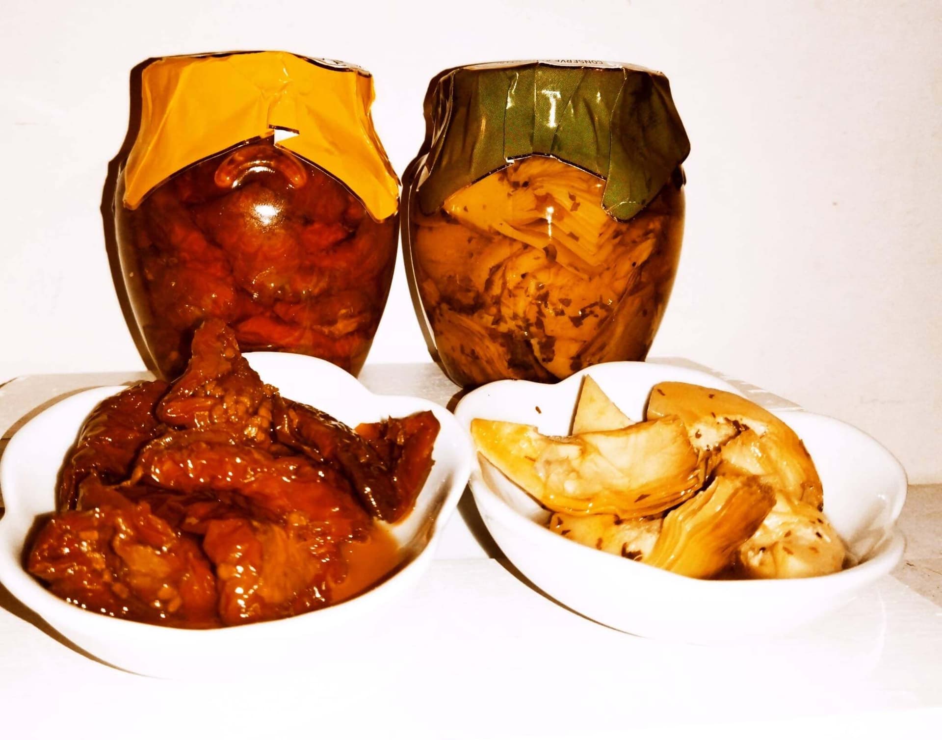 2X Box contenenti 2 vasetti da da 314 ml di sottoli pugliesi nei gusti : - pomodori secchi - carciofi spaccati della nonna in Cesti regalo con conserve vasetti e cibi in scatola C.B.C. - Martina Franca, commercioVirtuoso.it