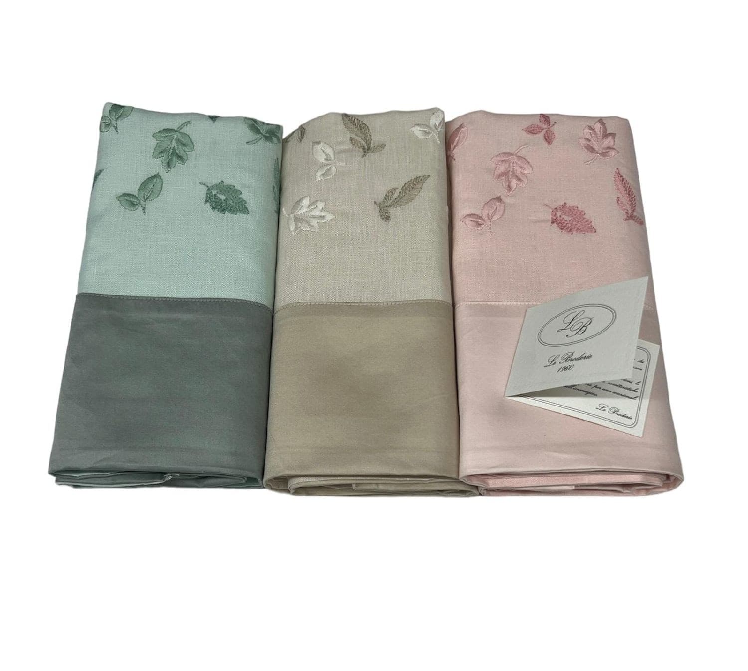 3 Asciugamani E 3 Ospiti Di Lino Ricamato Con Bordo Di Raso Art.foglie Var. 2 Broderie Casa e cucina/Tessili per la casa/Biancheria da bagno/Asciugamani/Set di asciugamani Biancheria Arredo Home - Nola, Commerciovirtuoso.it