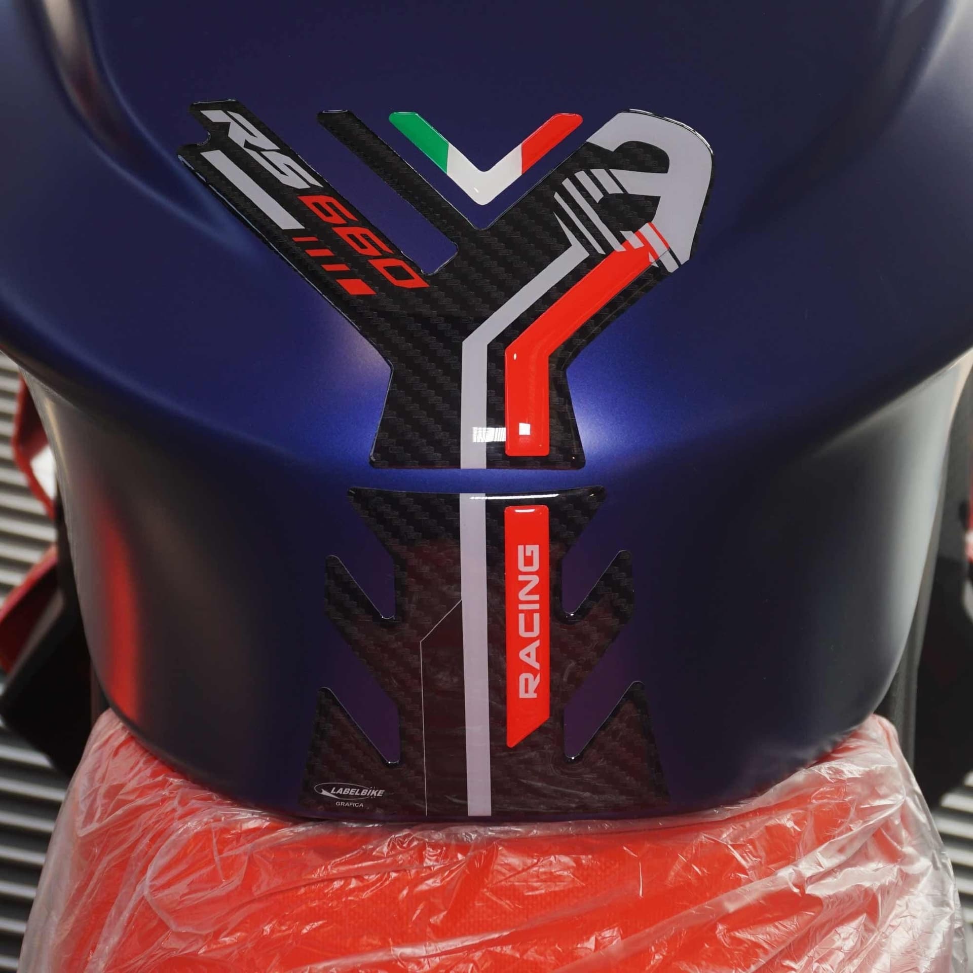 Adesivo 3D Protezione Paraserbatoio compatibile con Aprilia RS 660 2020-2023 in Decalcomanie adesivi e magneti LabelBike - Bibbiano, commercioVirtuoso.it