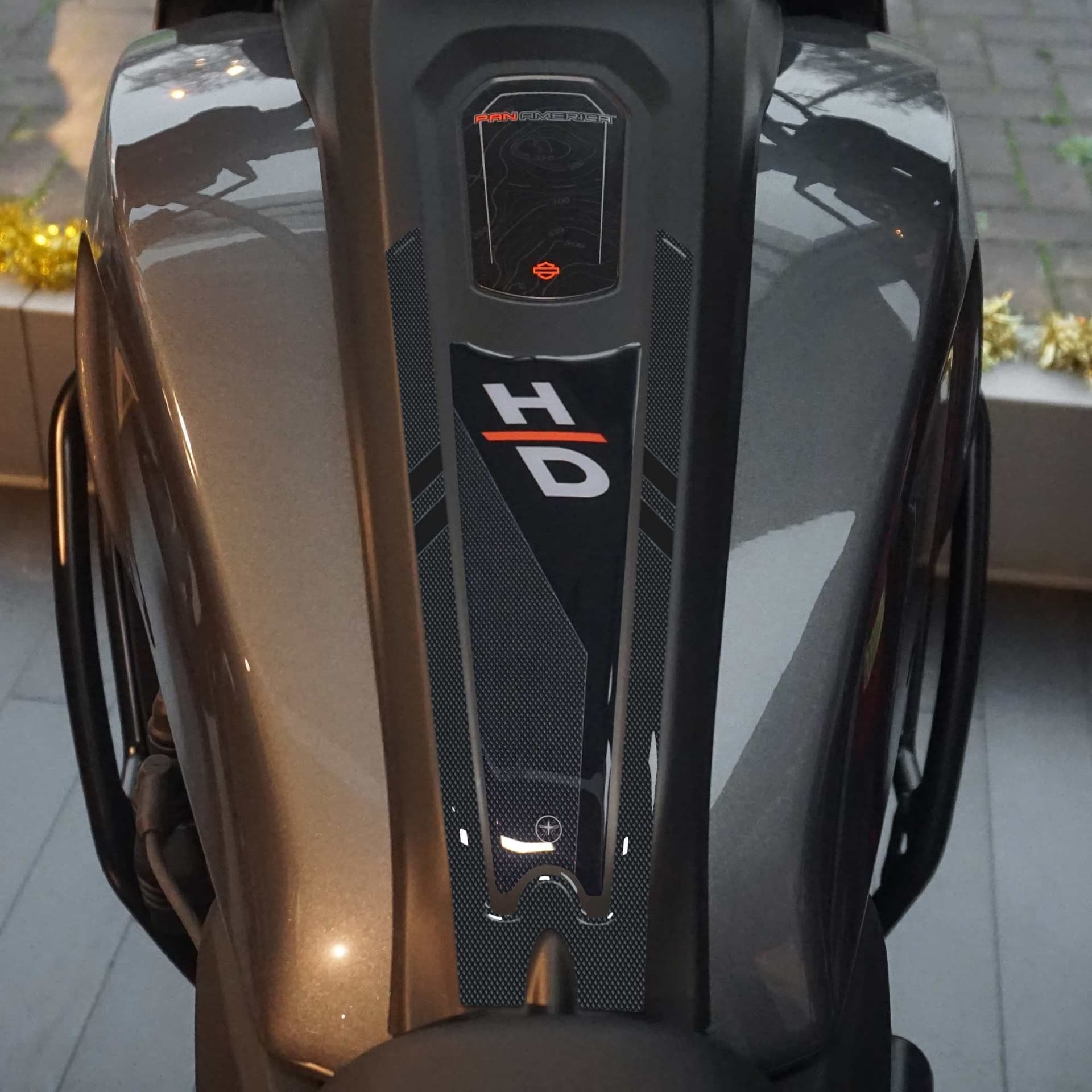 Adesivo 3D Protezione serbatoio moto compatibile con Harley Davidson Pan America in Decalcomanie adesivi e magneti LabelBike - Bibbiano, commercioVirtuoso.it