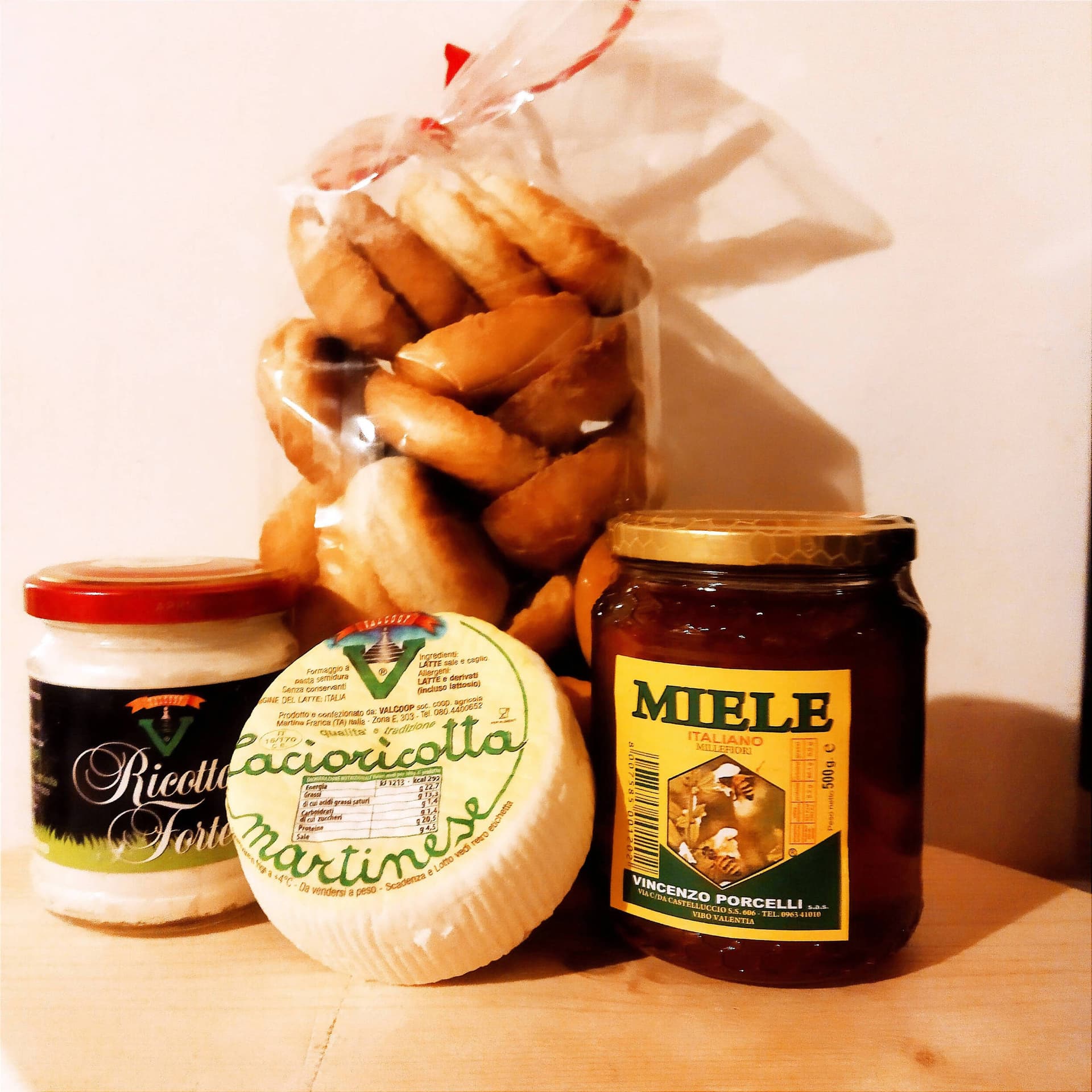 4X Box contenente 1 confezione di Friselline Pugliesi all'olio con farina "00" 200 gr, artigianali Pugliesi 100% Made in Italy , 1 vasetto di ricotta forte da 250 gr, 1 Cacioricotta da 2/300gr e 1 vaso di miele millefiori 500 gr 100% ITALIANO in Cesti regalo con pane e prodotti da forno C.B.C. - Martina Franca, commercioVirtuoso.it